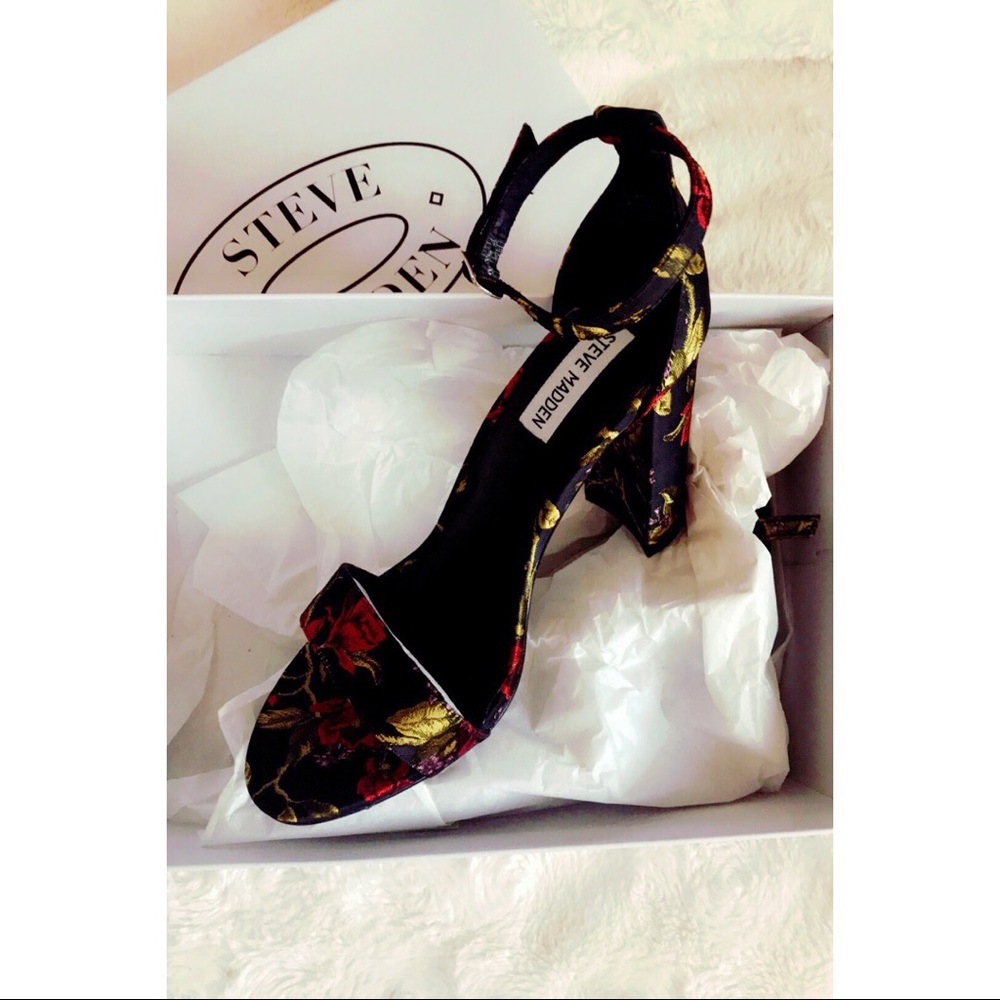 Steve Madden Carrson, Red Multi, size 8.5, NWT